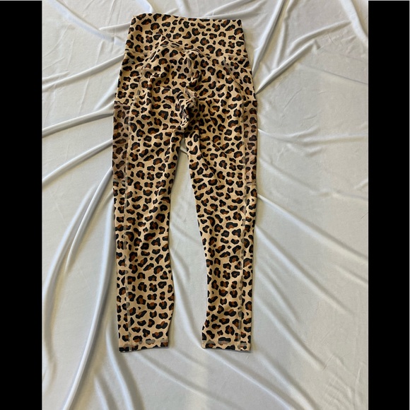 Fabletics Yoga Leopard Pants with pockets NWT. “Mika High Waisted Pocket Capri”. - Picture 2 of 7